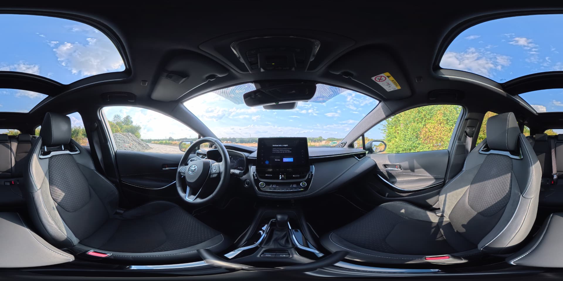 360°-Aufnahme des Innenraums eines Autos mit Cockpit, Display und Panoramadach