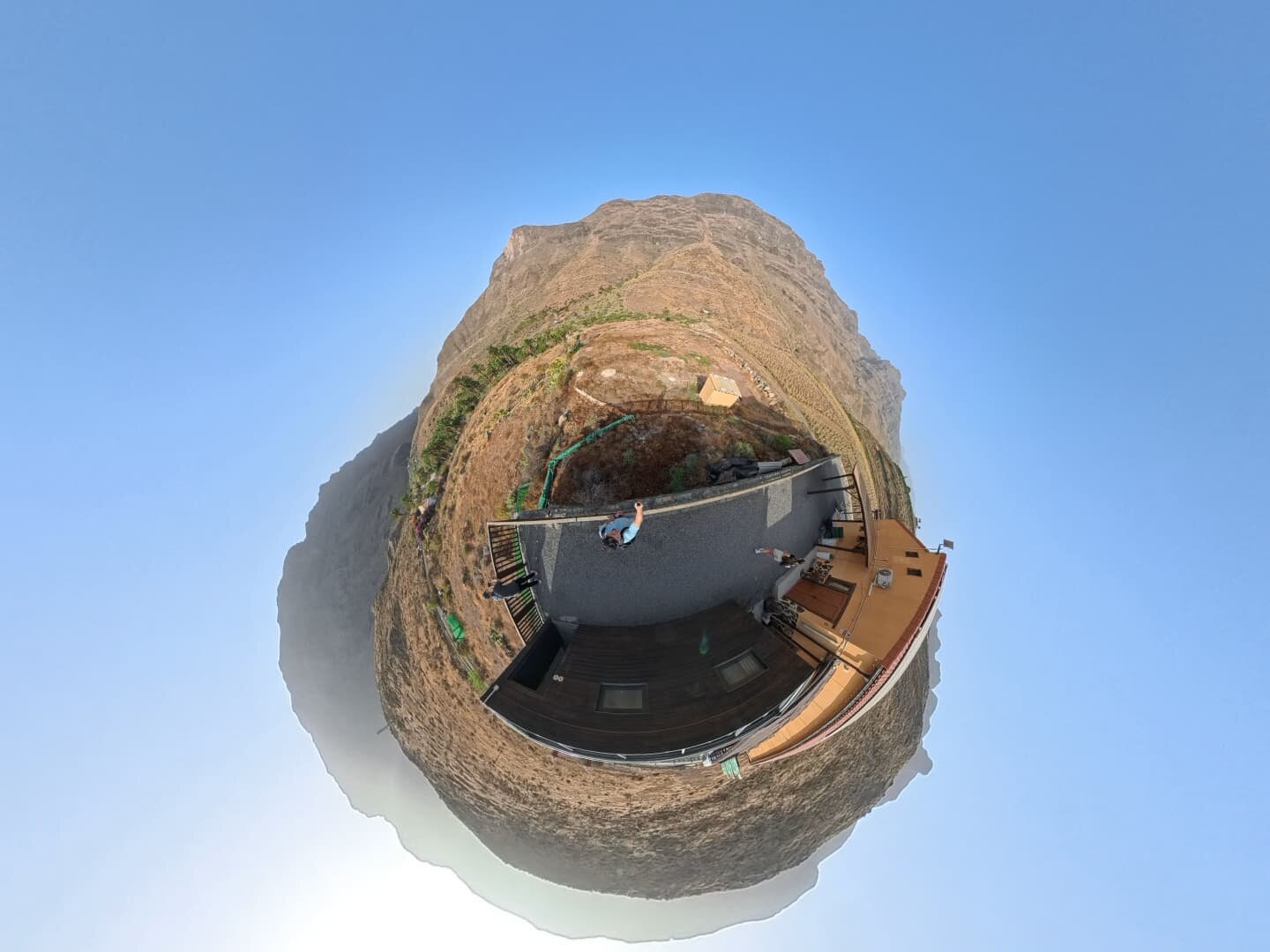 Echte 360°-Aufnahme in der Tiny-Planet-Projektion: ein Haus auf einer Sonnenterrasse, der Rundumblick als Kugel sichtbar